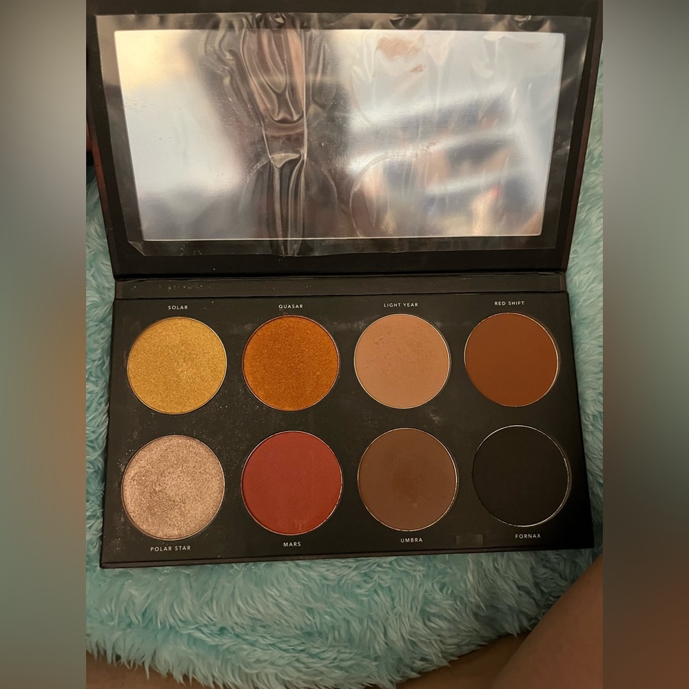 Gold and Brown Eyeshadow Palette with Earthy Tones